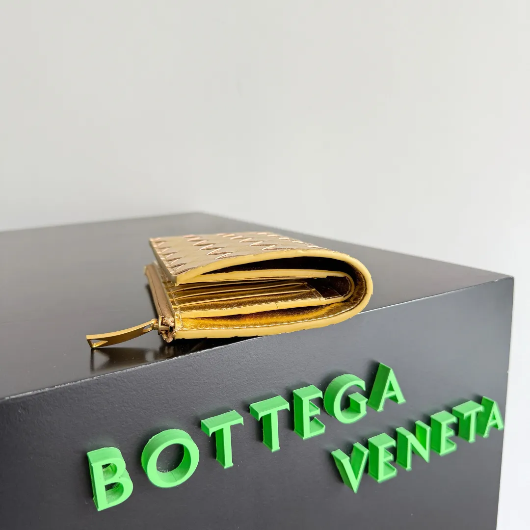 Batch 960 of BOTTEGA VENETA’s new woven small wallets are now shipping! ! ! 🥰🥰Made of carefully selected first-layer sheepskin fabric, this small luxury wallet has an elegant appearance and is also full of practicality. It can store change, driver's license and various cards at the same time. It is so small that it can be put in your pocket and carried with you. It is really convenient [Applause][Applause] Style No.: 667468 Size: 14.5*9.3*2cm